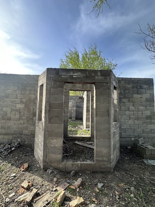 Продаётся участок с недостроенным домом