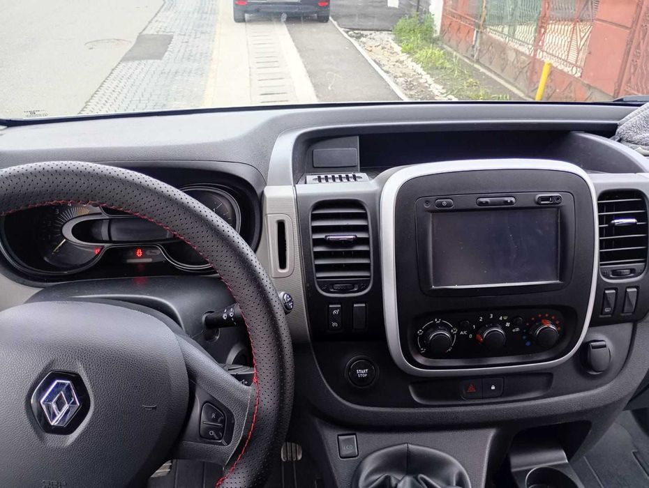 Vând Schimb Renault Trafic 3 an fabricație 2015 model extralung 3m