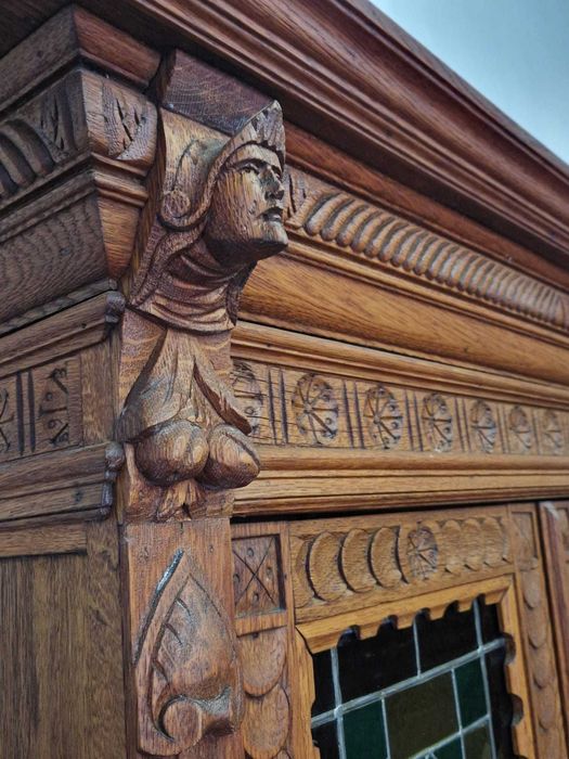 Разкошен Ръчно Резбован Дъбов Бюфет С Цветен Витраж