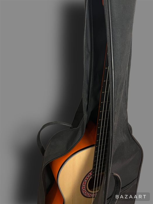 Акустическая гитара с металлическими струнами