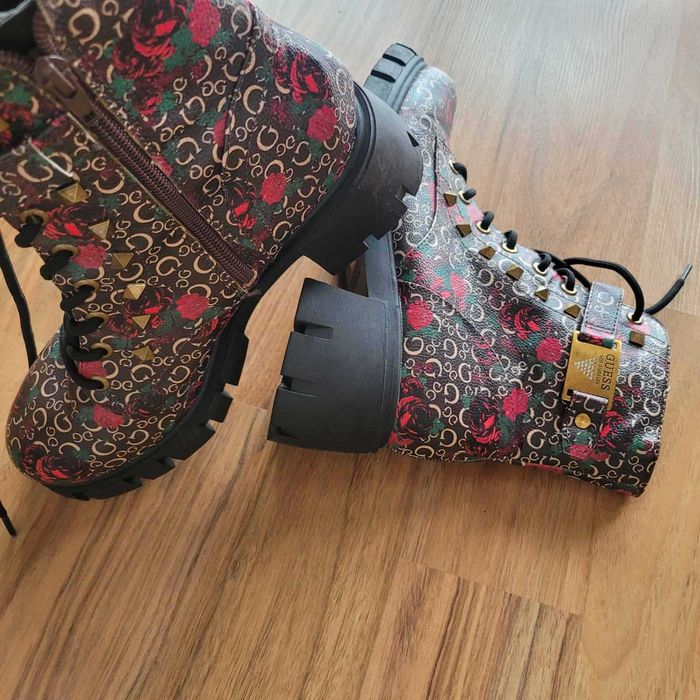 Guess чисто нови флорални ботушки