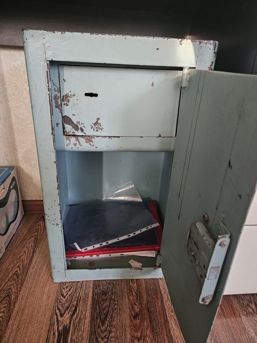 Продаётся сейф железный