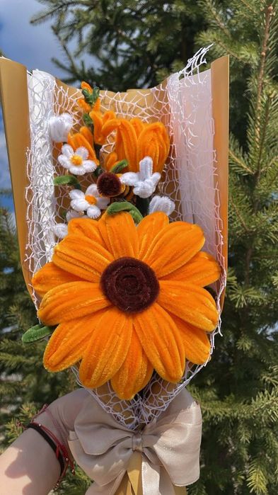 Buchet cu floarea soarelui din sârmă plușată realizat manual
