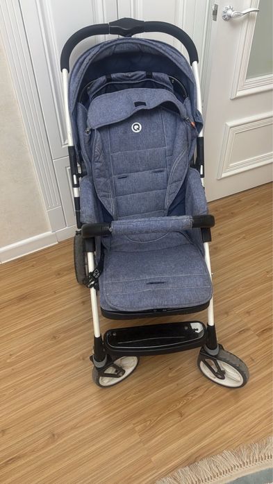 Детская коляска серого цвета