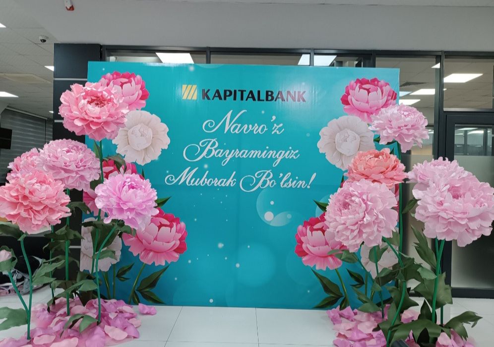 Оформление фото зоны на весну большими ростовыми цветами.