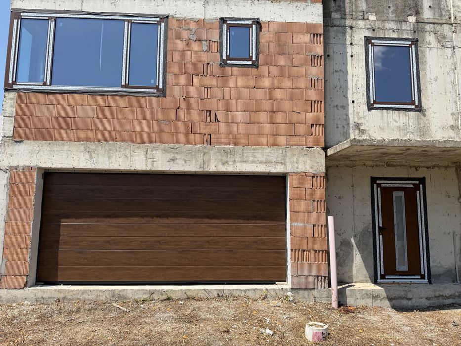 Всички видове гаражни врати,Секционни врати и Ролетни врати