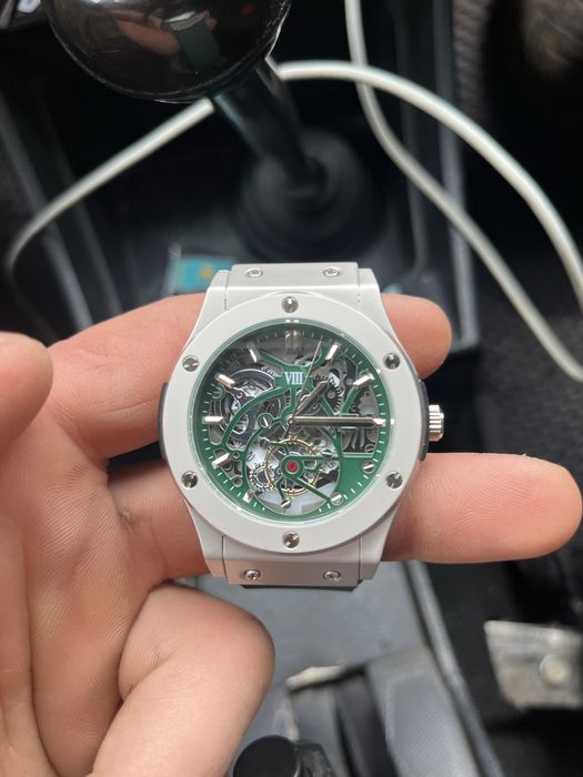 Продам часы почти новые