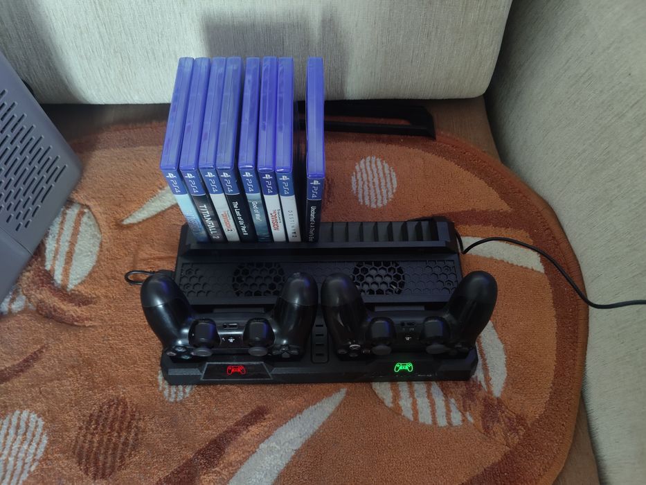 Vând PS4 PRO cu 1 TB statie de încărcare și 8 jocuri