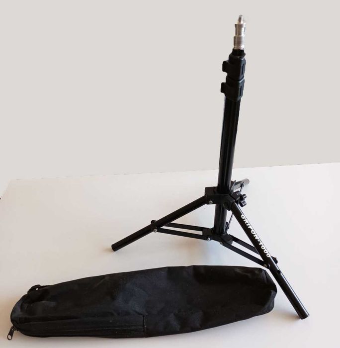 Фото аксесоари: светкавица и софтбокс, лайтбокс, жираф, фон, стойка