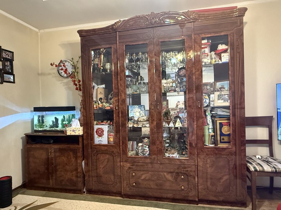 Комплектом стенка, стол, тумба