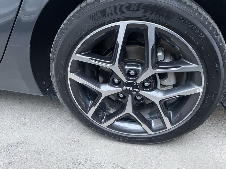 Машинаға дөңгелек (шина) сатылады.