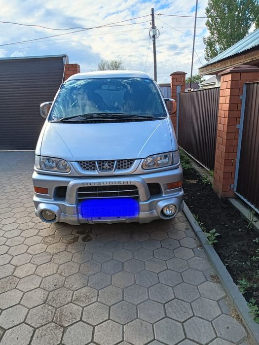 Минивэн Mitsubishi Delica