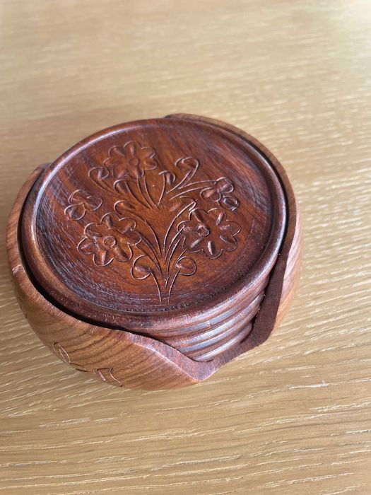 Дървени подложки за чаши, произведени в Индия