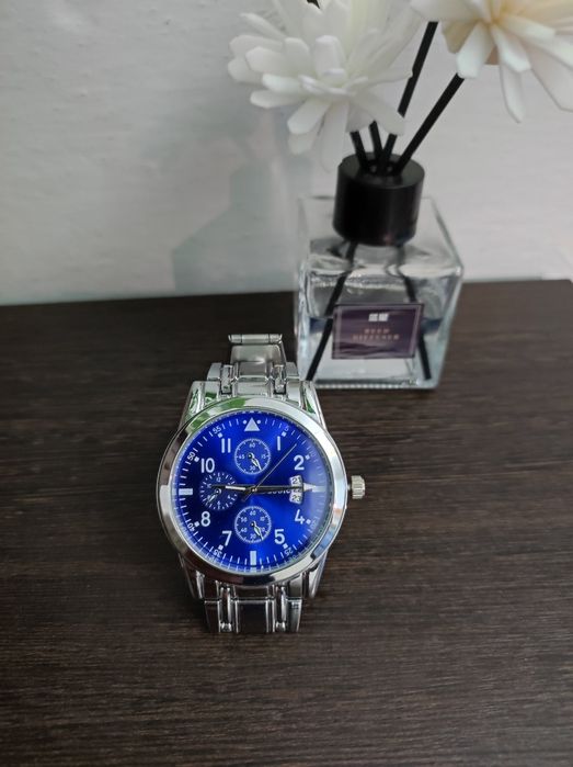 Часы с синим циферблатом