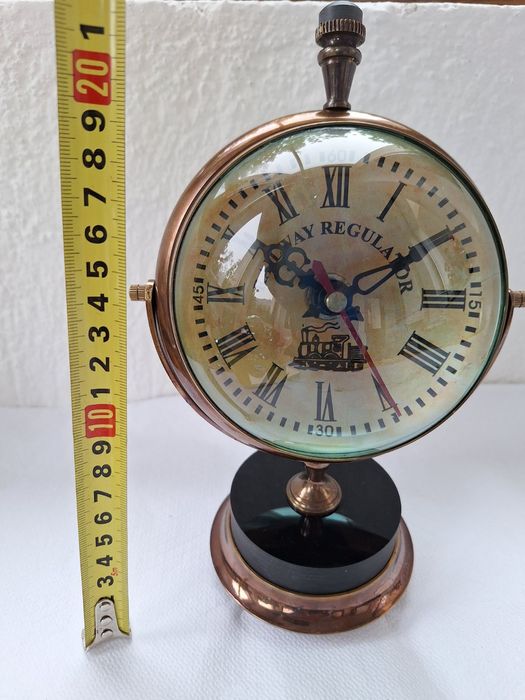 Часовник масивен бронзов настолен с ретро дизайн 



Настолен масивен