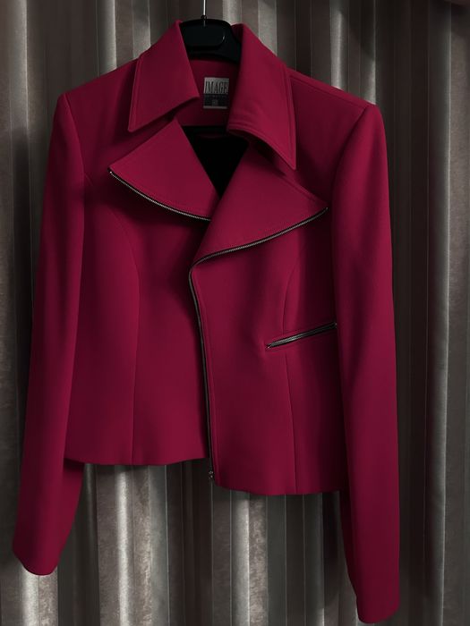 Продаю жакет красного цвета