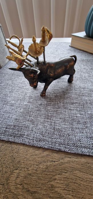 Статуетка на бик