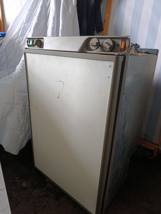Хладилник газ,220 и 12 v