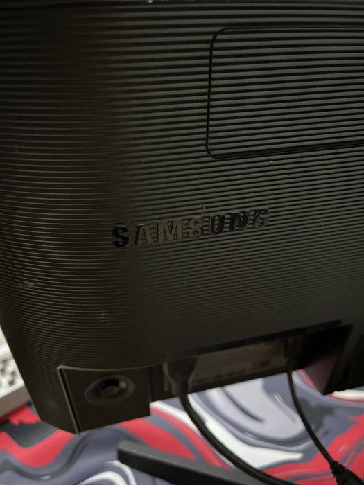 Продам монитор с разбитой матрицой samsung