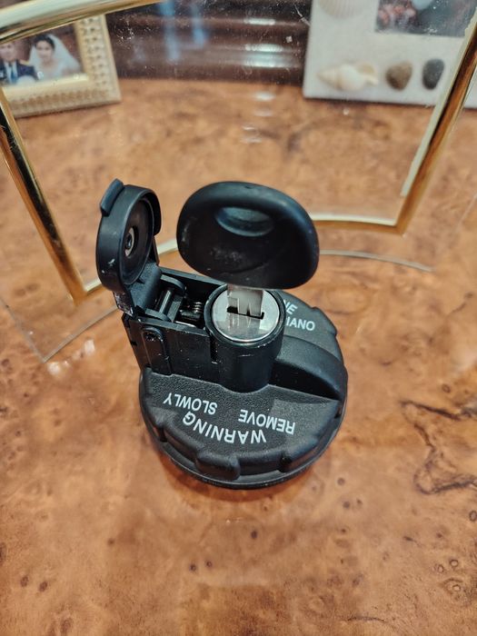 Продам крышку бензобака с ключом