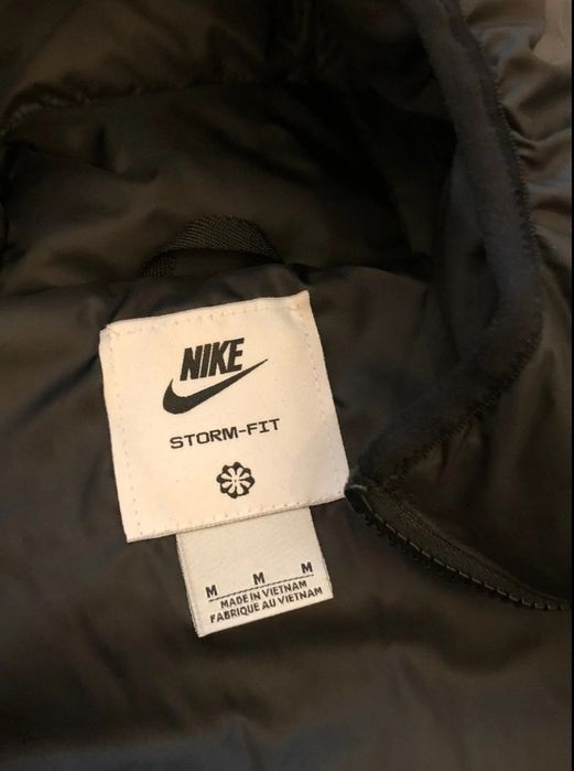 Geaca Nike nouă cu etichetele pe ea