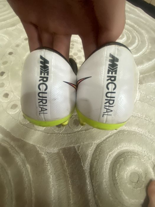 Ghete de fotbal mercurial