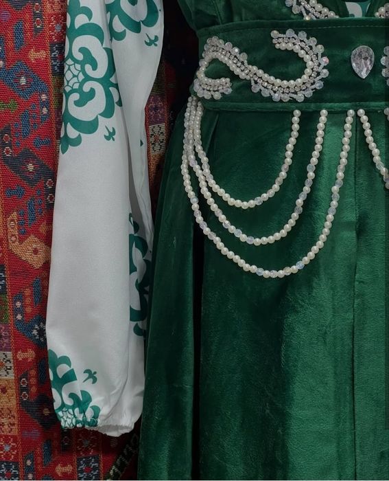 Қазақша көйлек шапанымен