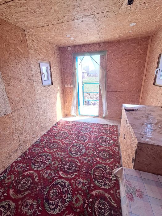 Вагончик на колесах, будка жилой.