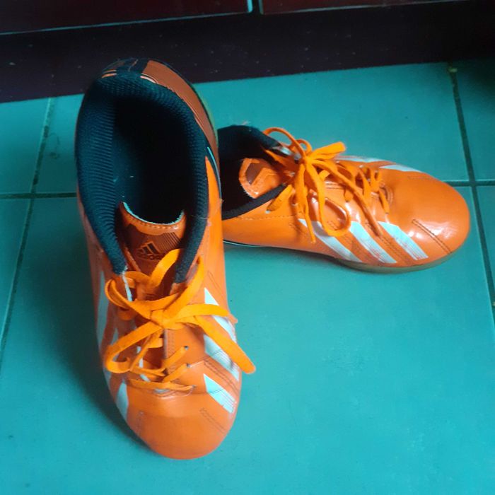 Vand adidasi fotbal ADIDAS originali, marimea 35, pret 75 lei