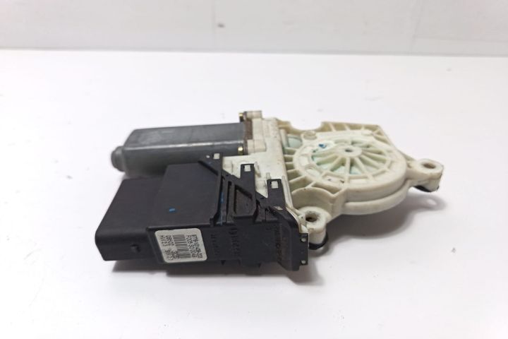 Motoras geam stanga spate  9776101439203 Volkswagen VW Golf a 4-a gen