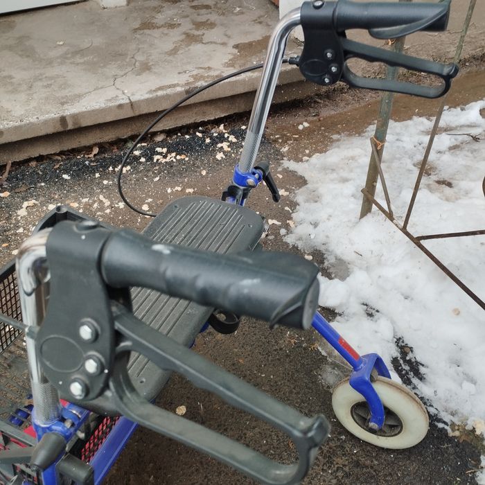 Rolator/cadru de mers cu 4 roți