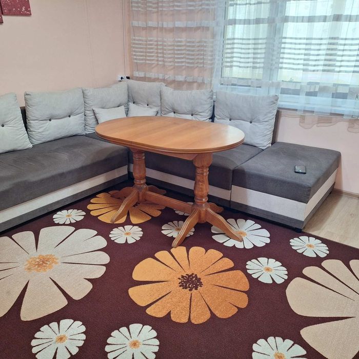 Масивна дървена маса цвят череша