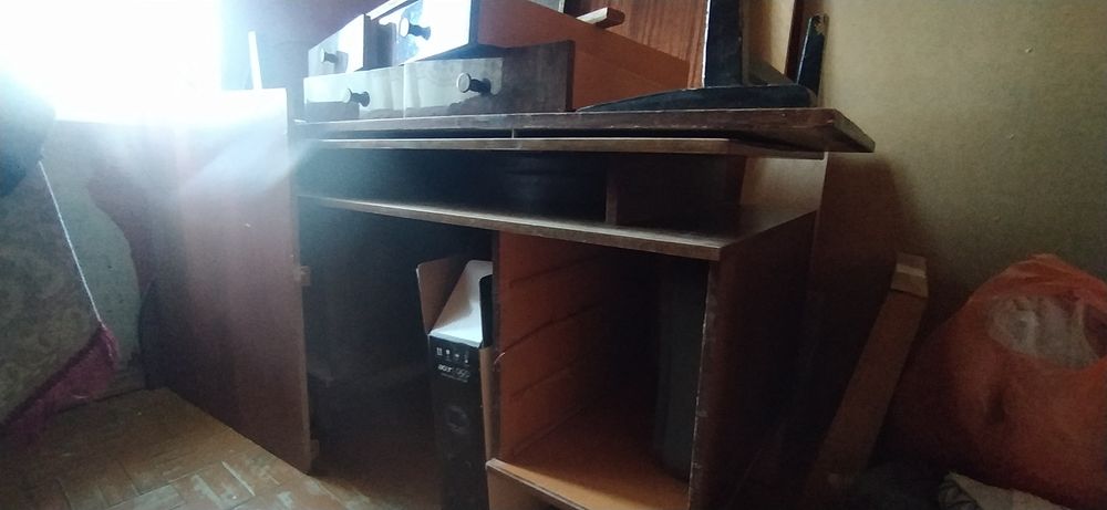 Отдам стол и шкаф