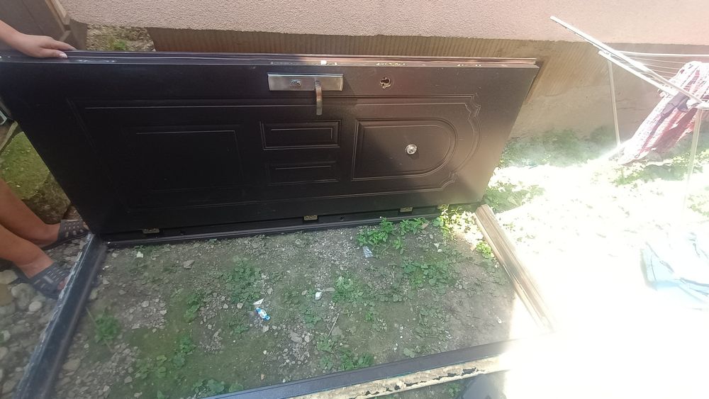 Ușa metalică de apartament cu toc