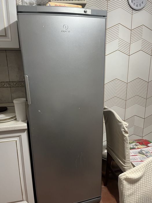 Морозильник серебристый indesit