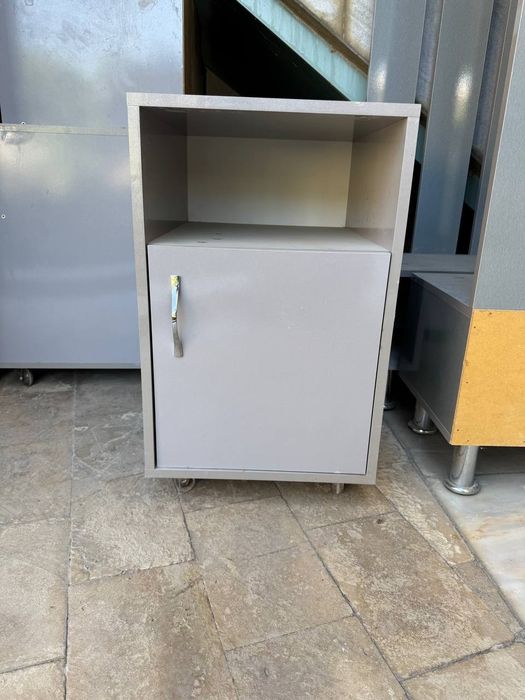 Медицинские кровати с матрасом и тумбочка