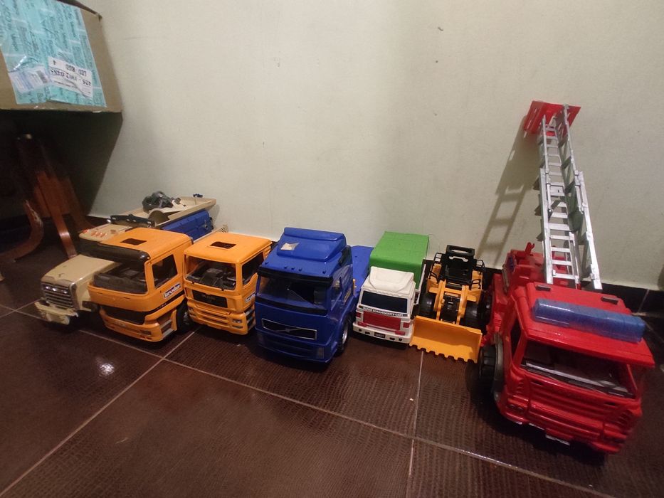 Продаю детские машинки