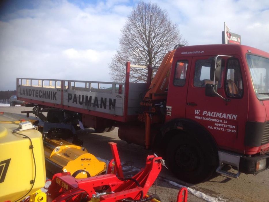 Camion Mercedes-Benz cu macara