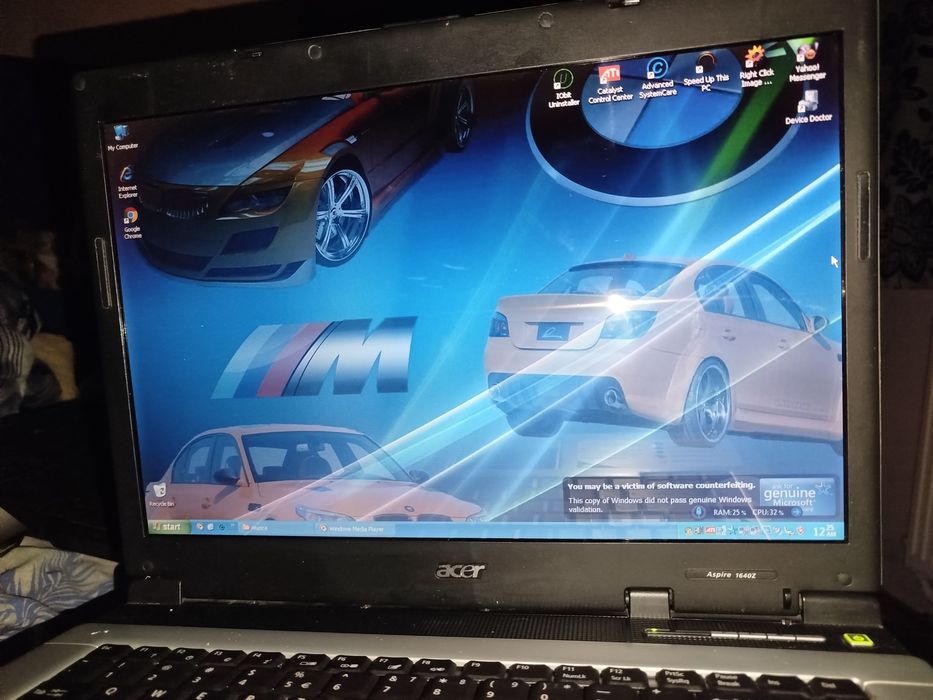Vand laptop acer pe stil vechi cu melodii puse de mine pe el se aude tare laptopul