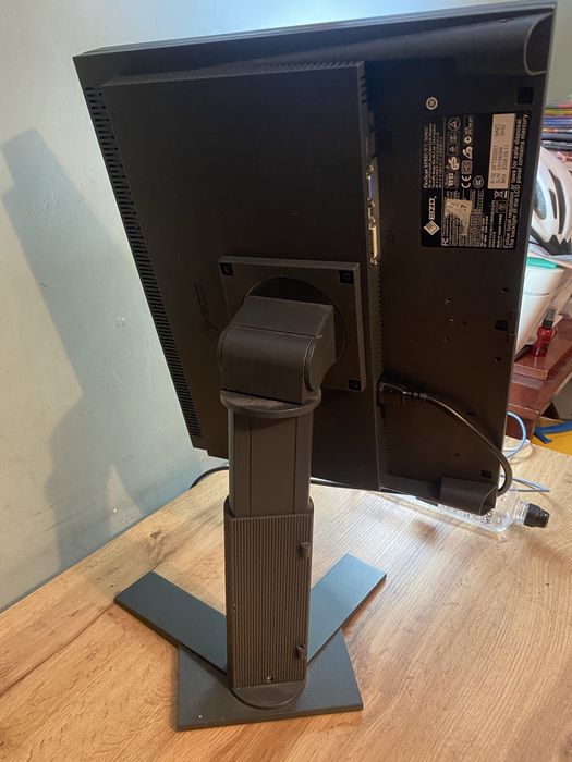 Vând monitor profesional EIZO FlexScan S1901, diagonală 19 inch, format 5:4.