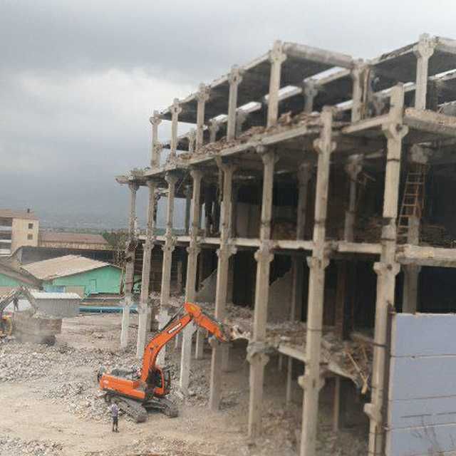 Бетон плиталар сотилади.