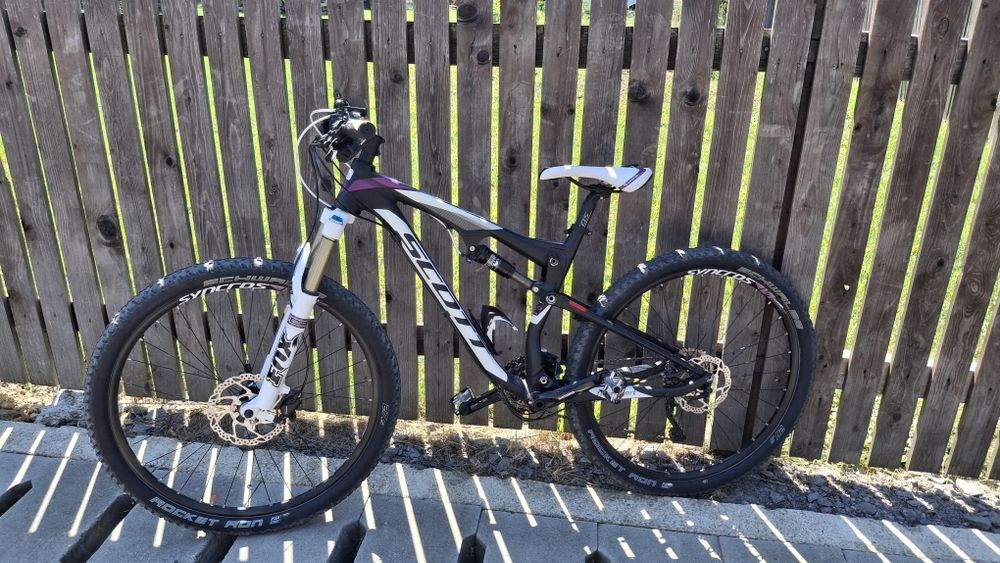 Bicicleta full suspension Scott