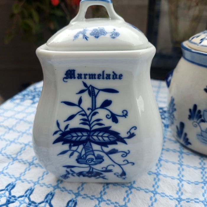 Порцеланов буркан ,коктиери, покривка