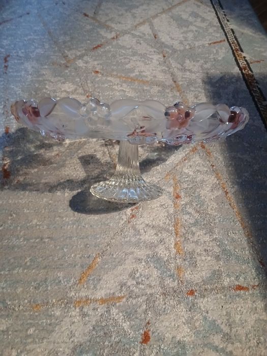 Продам тортовницу.