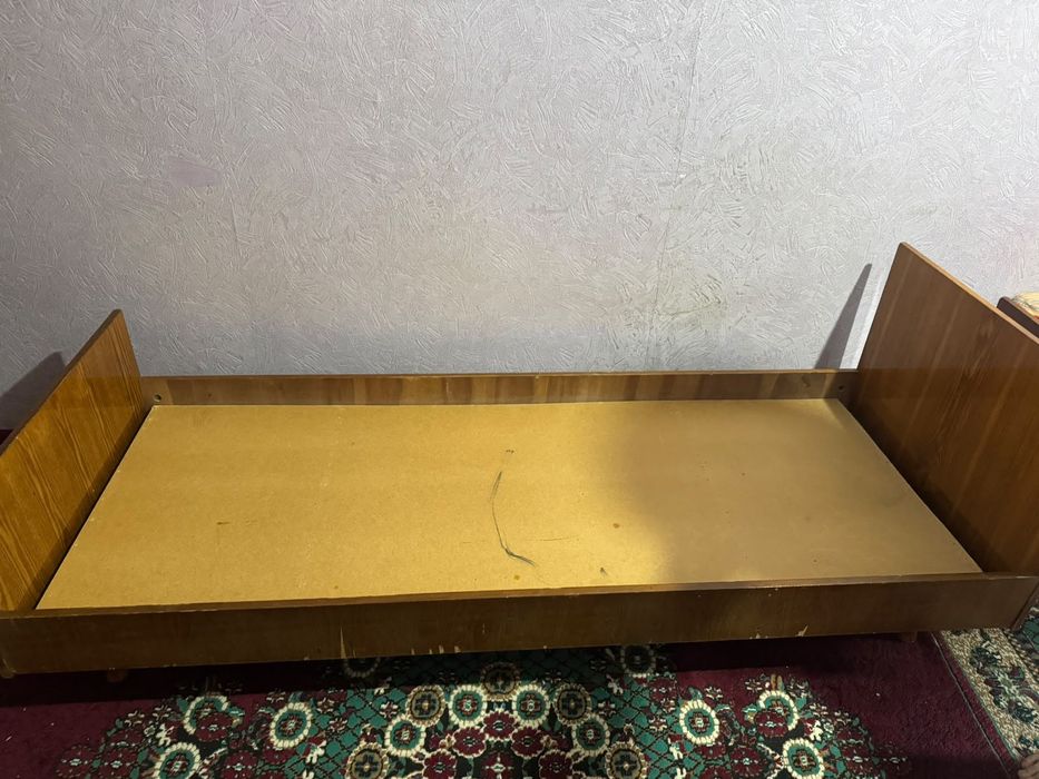Кровать на ножках б/у