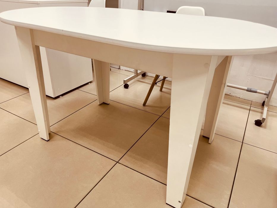 Стол белого цвета