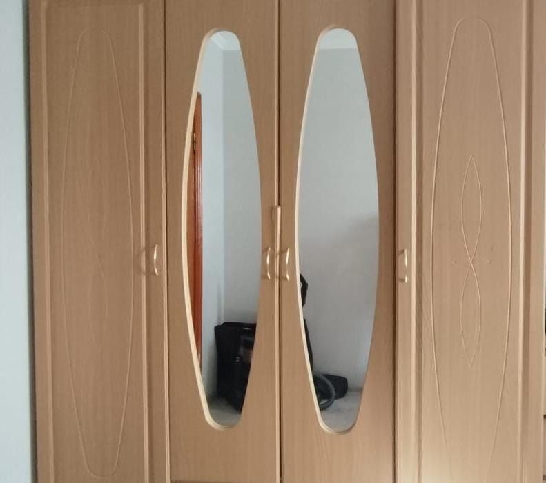 Продам вместительный шкаф с зеркалами