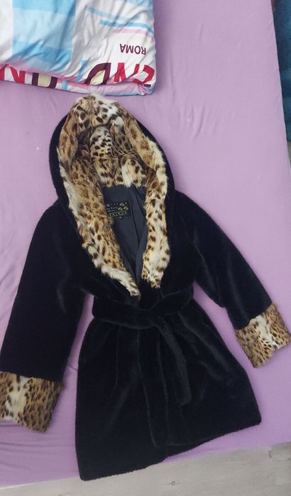 Срочно шуба почти новая с капюшоном