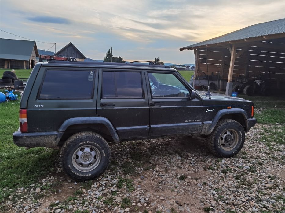Vând Jeep Cherokee
