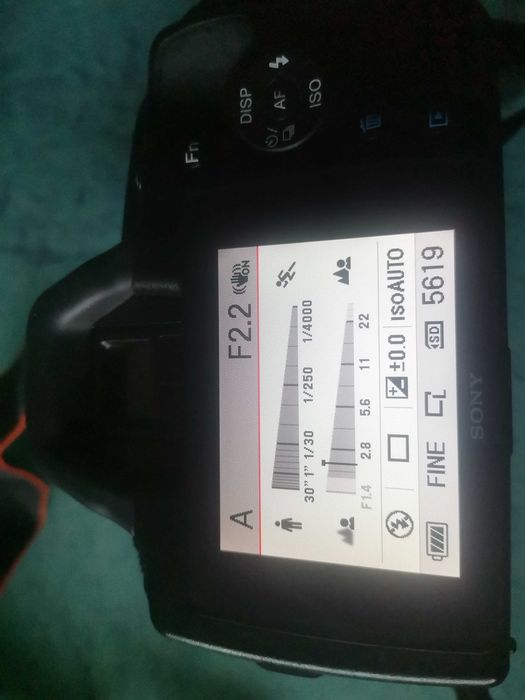 Продавам фотоапарат Sony A 290 с обективи на 7000 кадъра